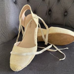 Tan platforms